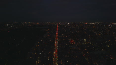 Vista-Panorámica-Aérea-De-La-Ciudad-Nocturna.-Vista-De-ángulo-Alto-De-La-Vía-De-Transporte-Que-Atraviesa-La-Ciudad.-Tráfico-En-La-Avenida.-Manhattan,-Ciudad-De-Nueva-York,-Estados-Unidos