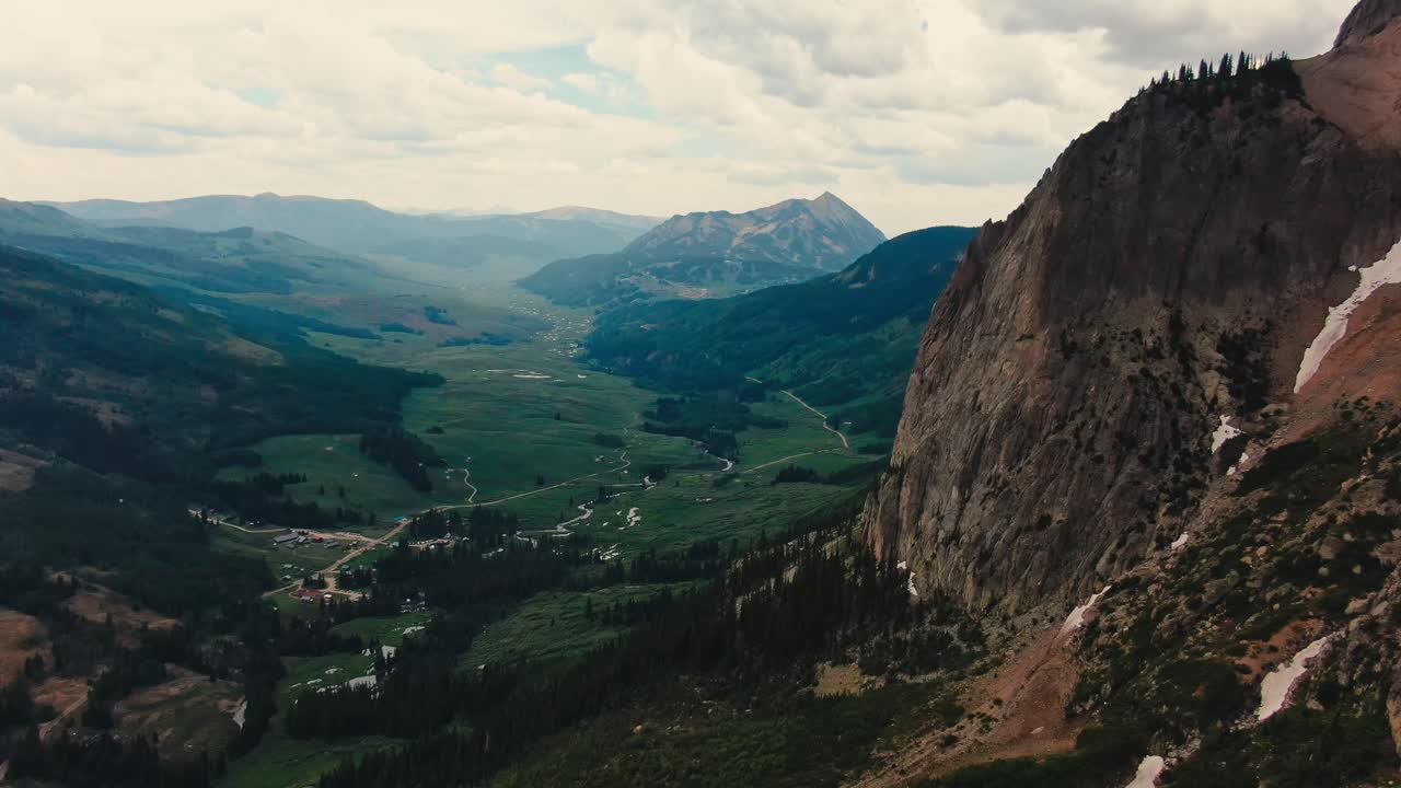 Bellissima e profonda valle montuosa rocciosa vicino alle famose Montagne Gotico, punto di riferimento del Colorado.