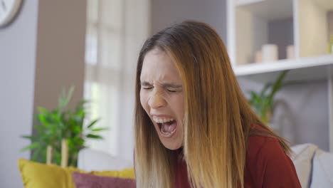 mujer joven gritando en cámara lenta. gritando, siendo abusada, enojándose, teniendo una crisis nerviosa.