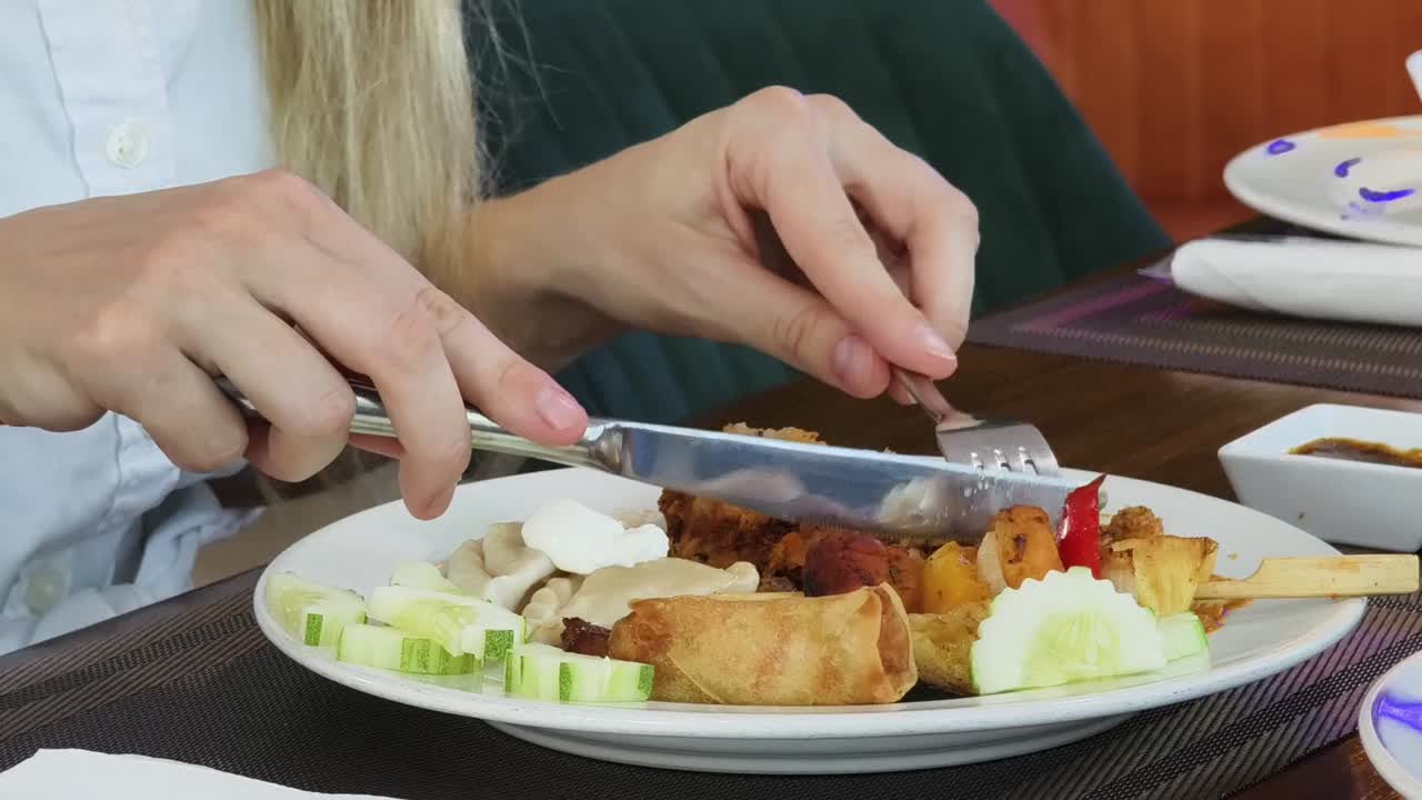 mujer comiendo una comida de buffet