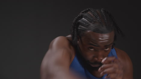 Primer-Plano-De-Un-Estudio-De-Un-Boxeador-Masculino-Entrenando-En-Un-Gimnasio,-Haciendo-Sparring-Frente-A-La-Cámara-Y-Calentando,-Preparándose-Para-La-Pelea,-Filmado-En-Tiempo-Real