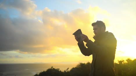 un joven usando una tableta para tomar una foto