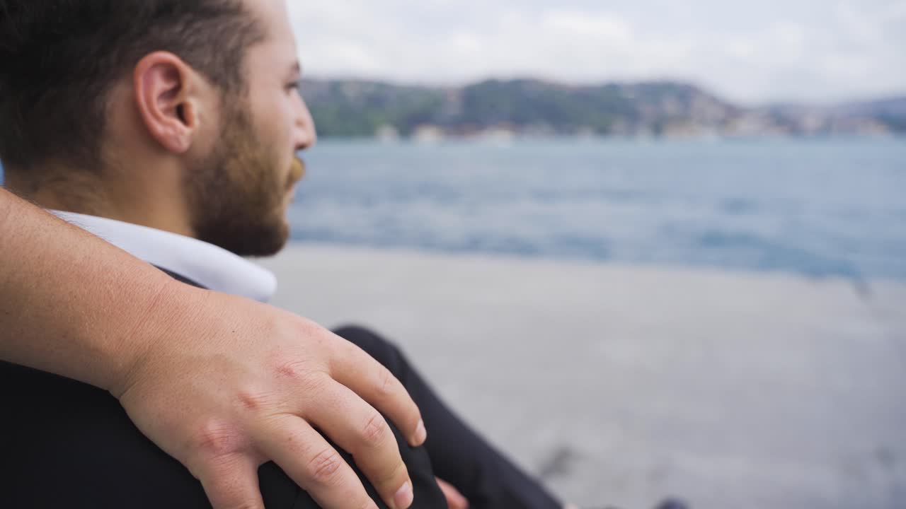 앉아 있는 사람을 위로하기 위해서요.