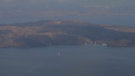산토리니 섬의 절벽에서 본 네아 카메니 화산섬 근처에서 배가 발견되었습니다.