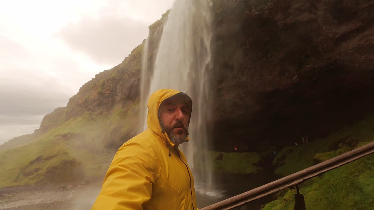salvaje cascada de seljalandsfoss caminando por el lado