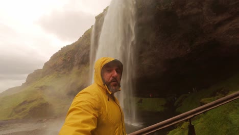 Wilder-Seljalandsfoss-Wasserfall,-Der-Seitwärts-Läuft