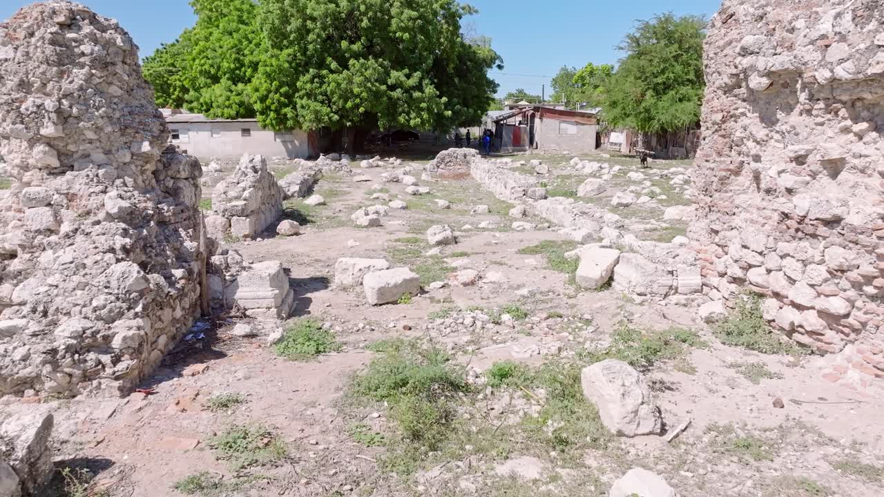 dolly hacia adelante, ruinas de piedra de la antigua tumba del jefe enriquillo, día de verano