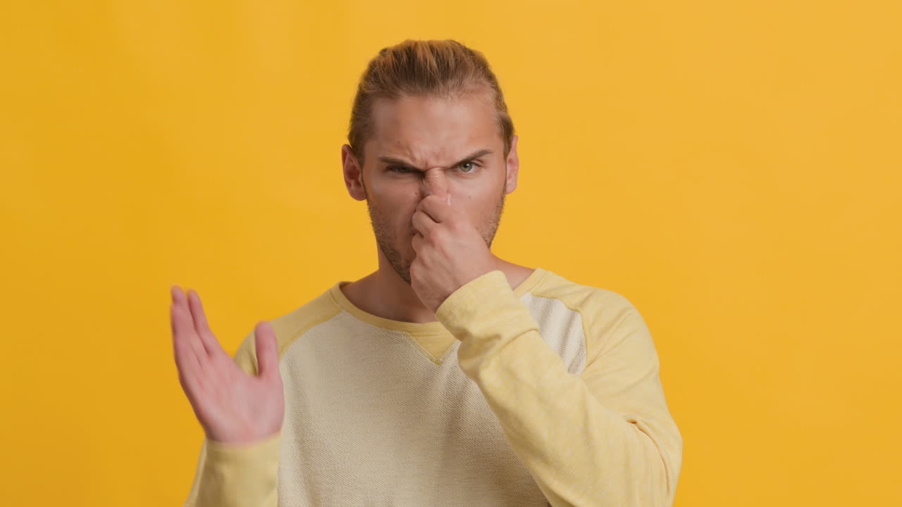 hombre expresando disgusto