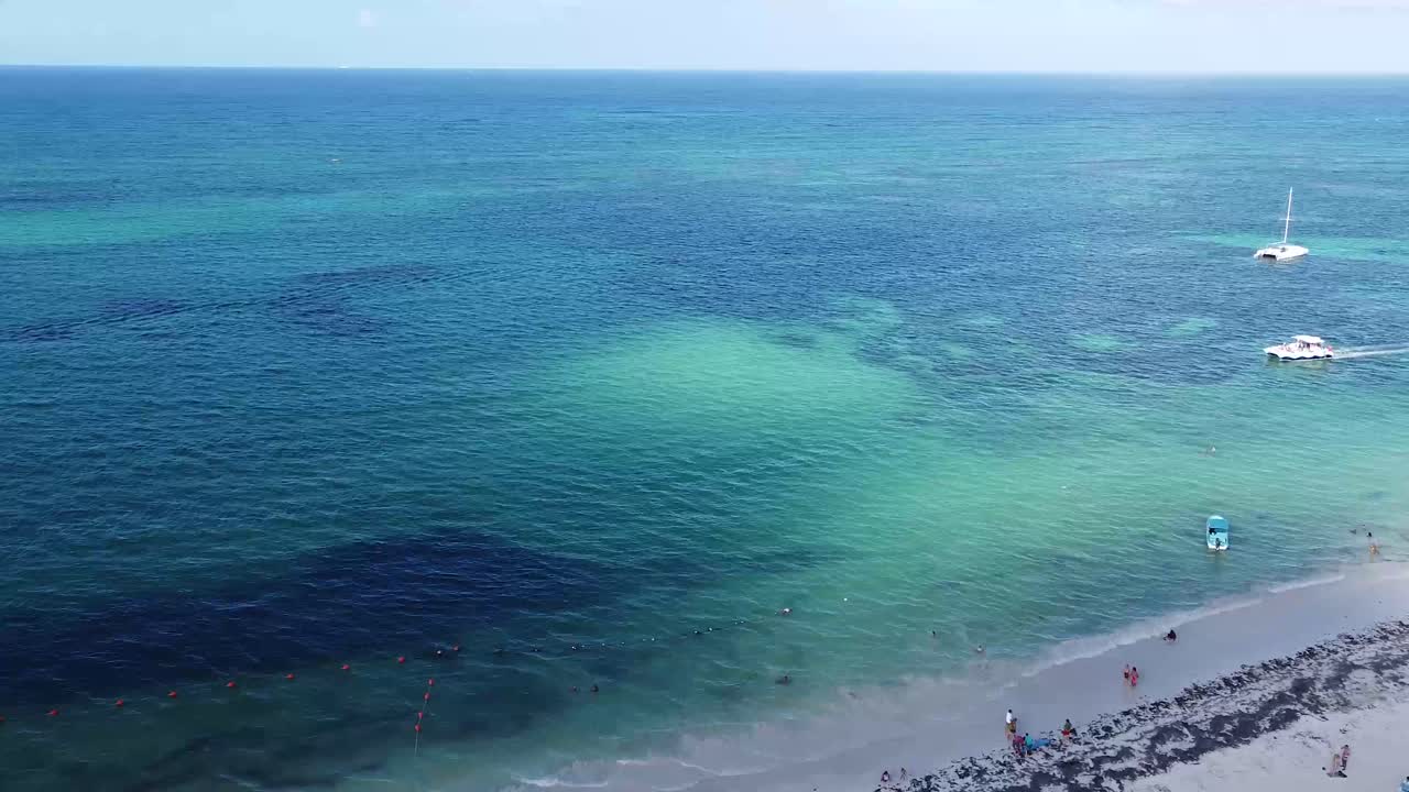 바다 해변의 놀라운 공중 드론 이미지