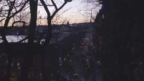 vista de pájaro sobre strandvägen, estocolmo en una tarde de otoño, horizonte