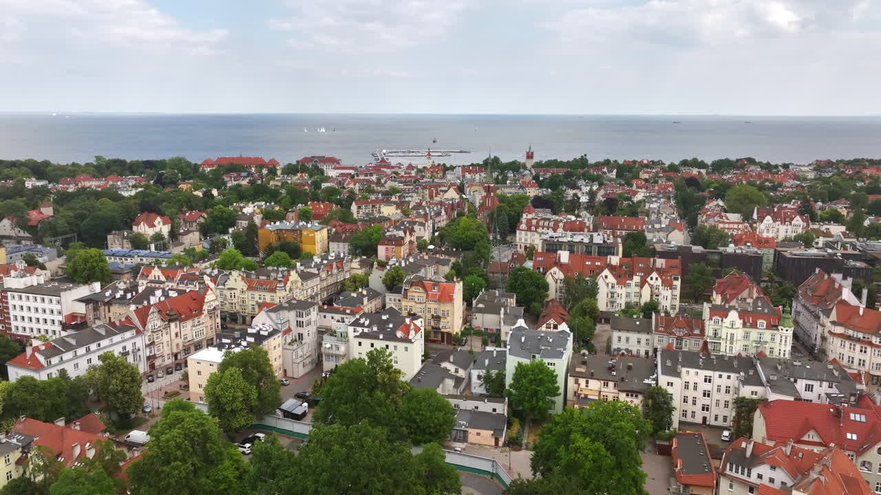 Luftfoto bagud over Sopot bys centrum, sommerdag i Polen.