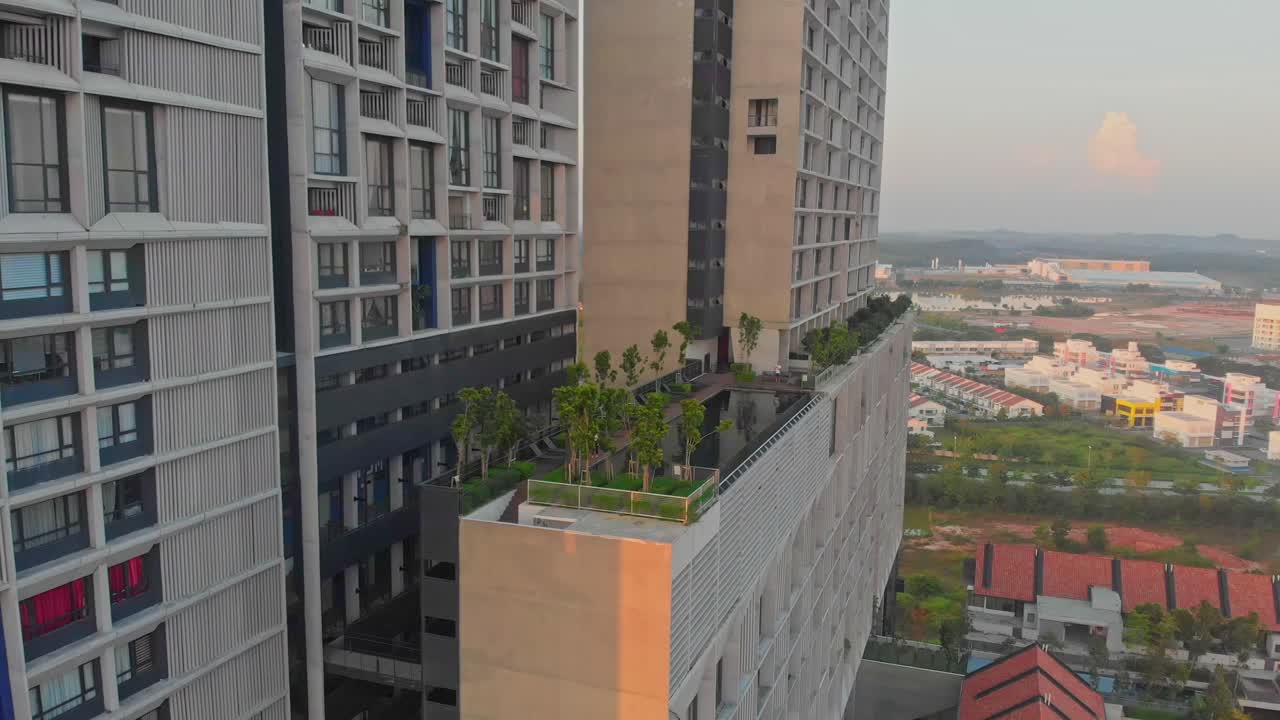 Vista aérea de apartamentos residenciais com piscina ao nascer do sol em Cyberjaya, Malásia