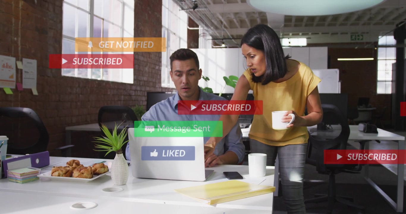 Collega donna che digita sulla tastiera del laptop generando badge di marketing fluttuanti, uomo che valuta le metriche