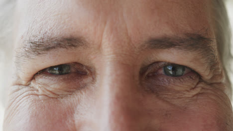 retrato de cerca de los ojos de un hombre caucásico mayor sonriente, en cámara lenta