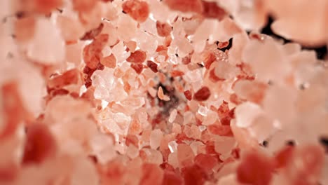 la sal rosa del himalaya está cayendo en una cámara súper lenta. la sal rosada del himalaya es hasta veinte veces más cara que la sal de mesa o de mar. filmada con una cámara súber lenta de 1000 fps.