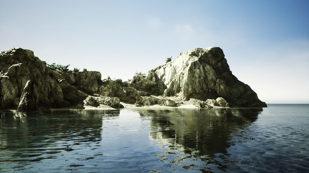 평온 한 물 을 가진 바위 가 있는 해안선