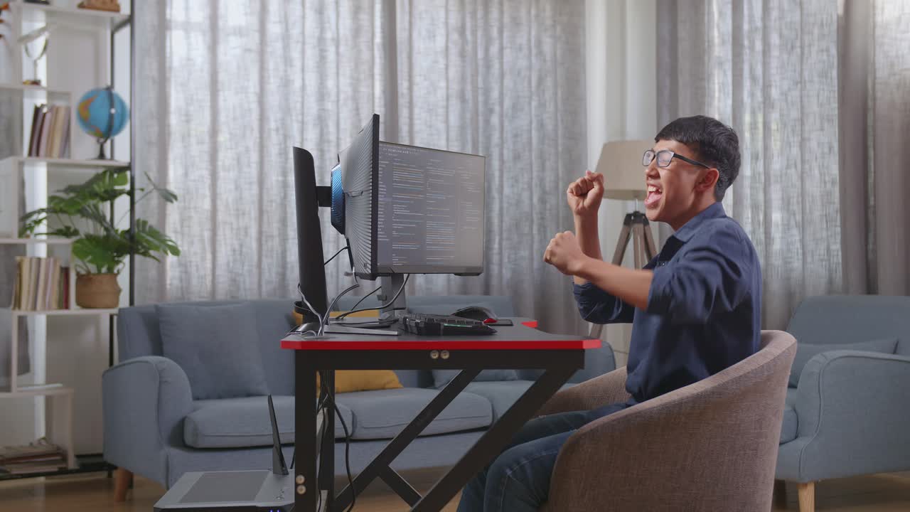 성공을 축하하는 행복한 프로그래머