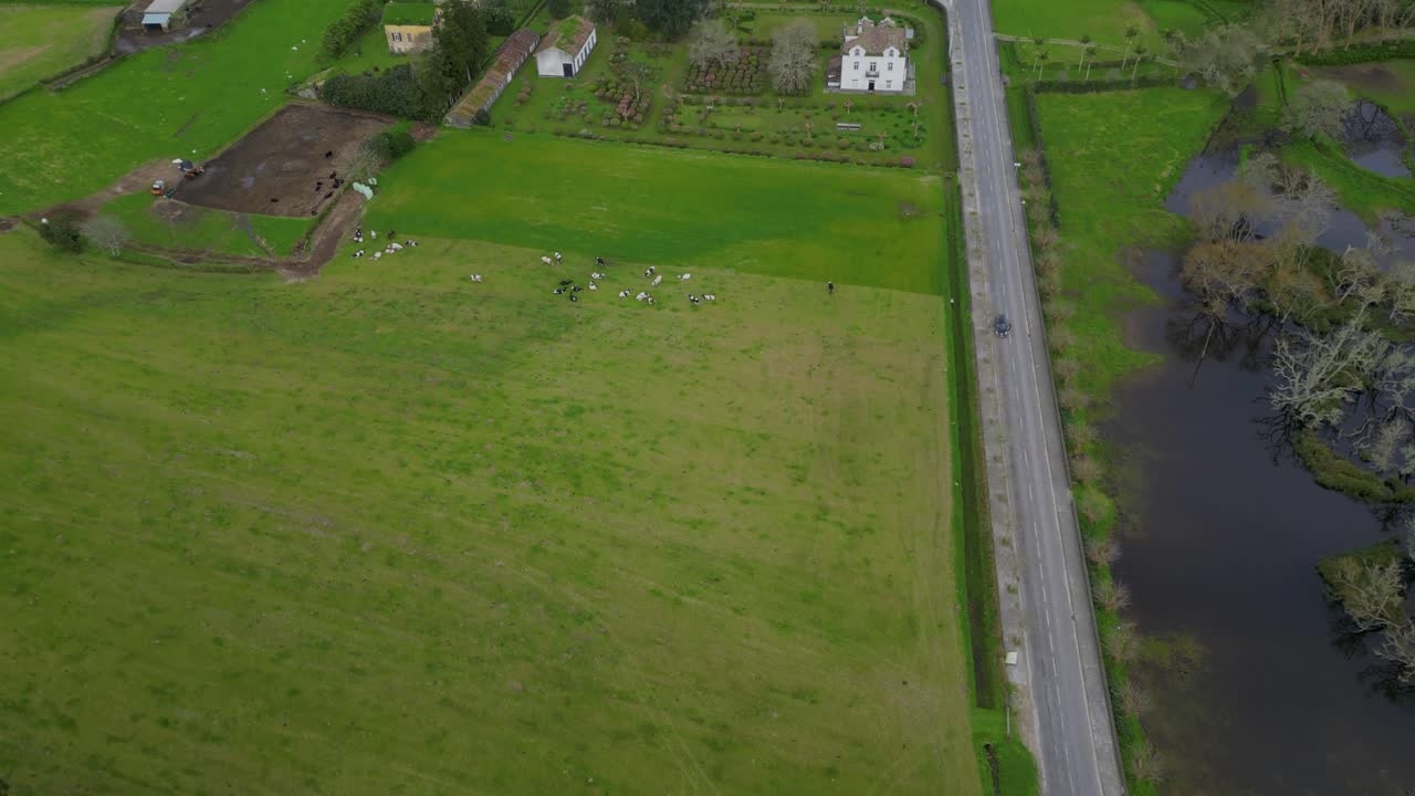 폰다 델가다 섬에 있는 세테 시도시 (sete cidades) 의 화산 호수
