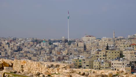 요르단 중동의 인구 밀도가 높은 수도 암만 (amman) 의 넓고 밀집된 건물과 집을 내려다보는 경치 좋은 풍경입니다.