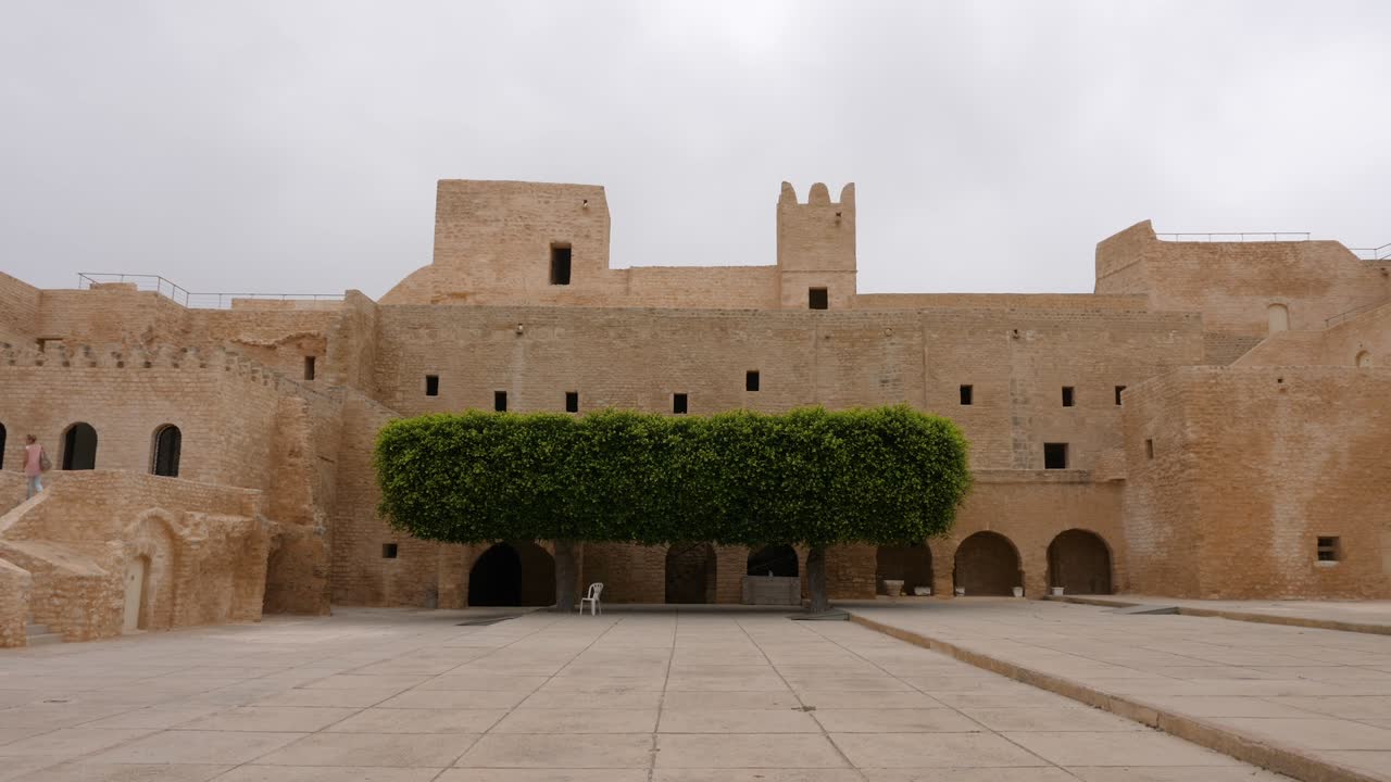 paredes de piedra en el territorio de la antigua fortaleza de ribat en la ciudad de monastir, túnez