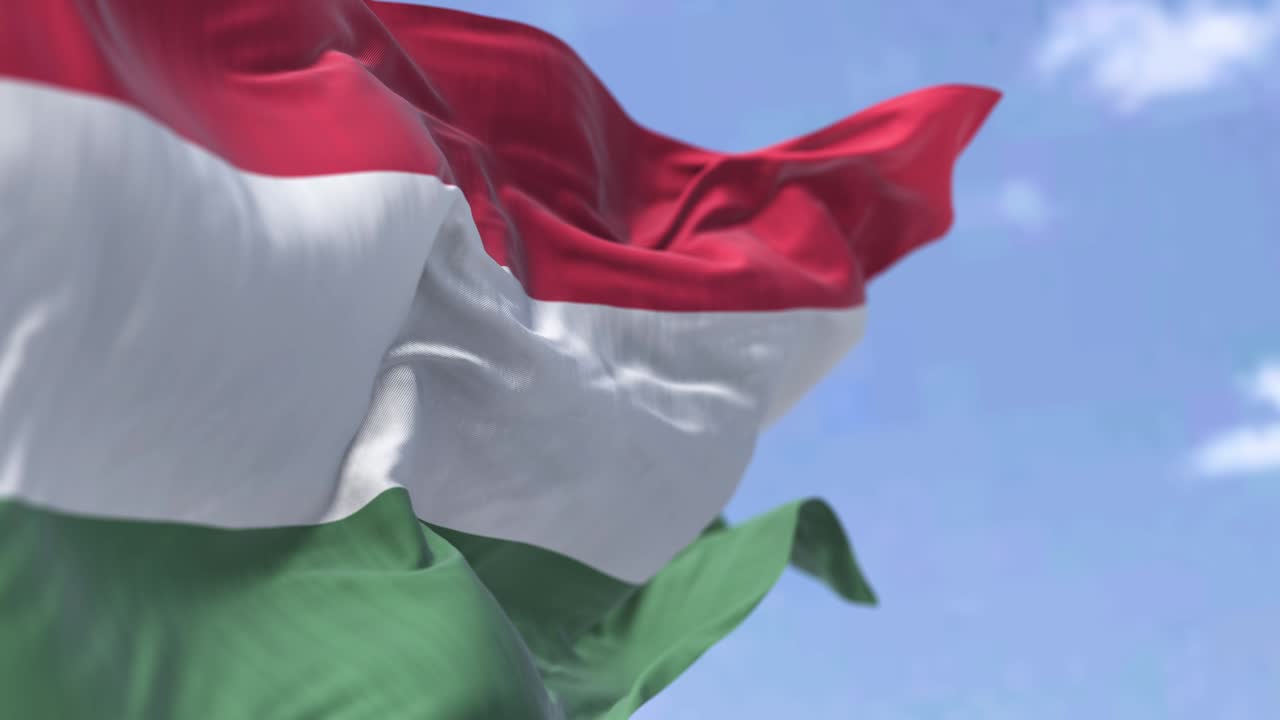 Dettaglio della bandiera nazionale dell'Ungheria che sventola al vento in una giornata limpida