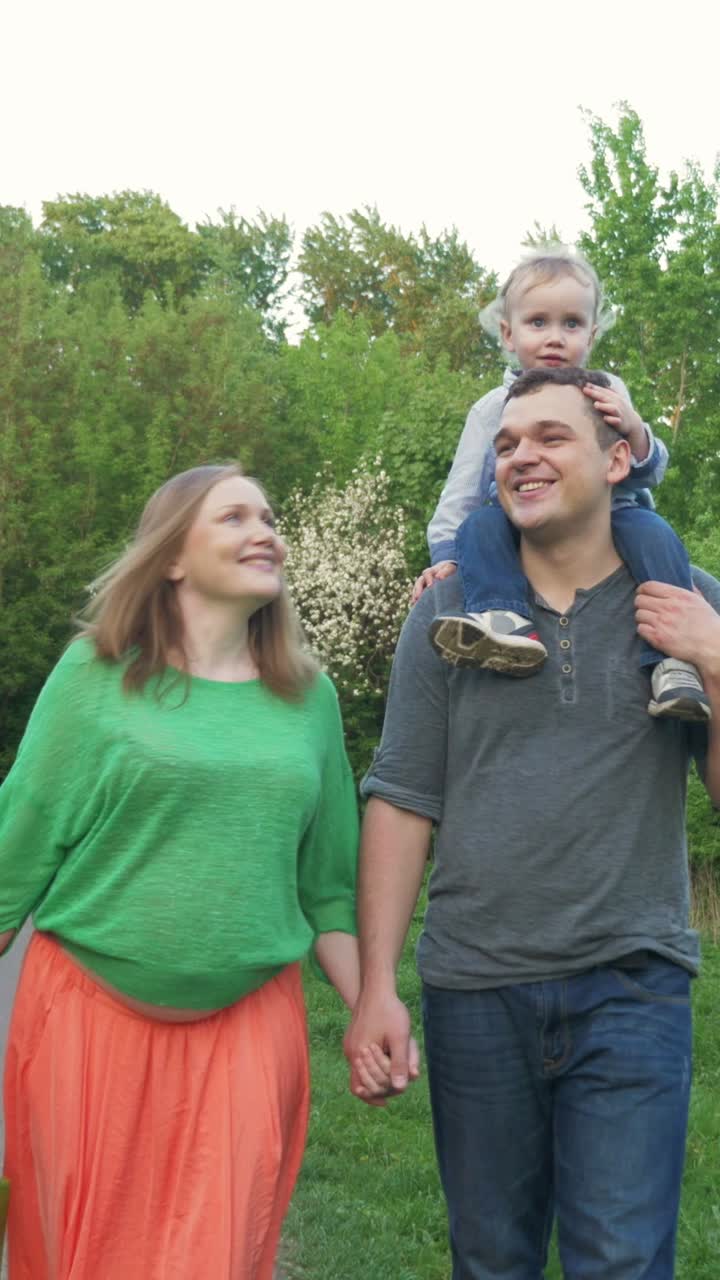 familia disfrutando de un paseo por el parque