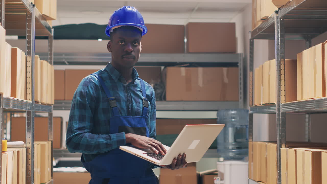 trabajador de almacén que utiliza una computadora portátil