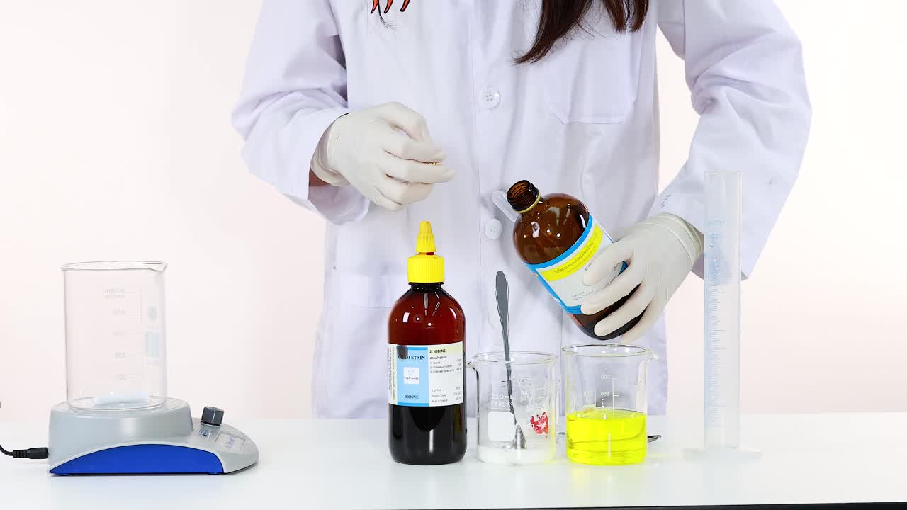 científico demuestra el experimento de reacción del reloj de yodo en un entorno de laboratorio