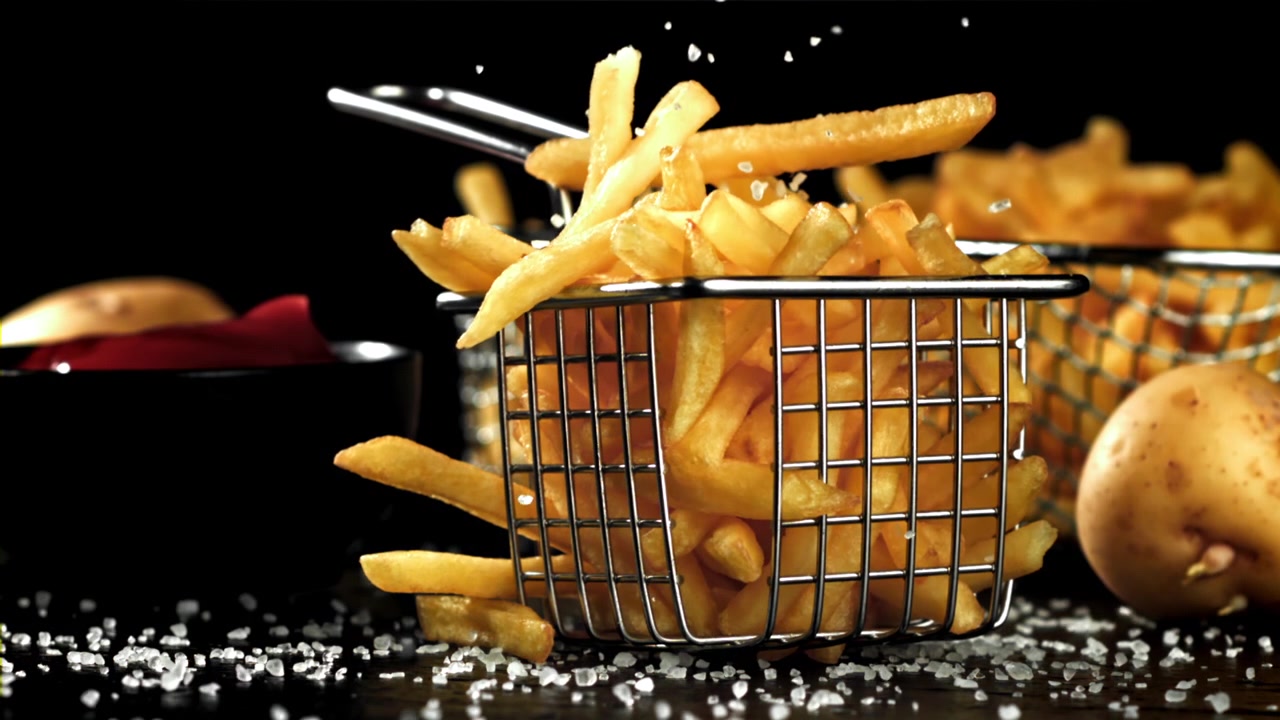 Batatas Fritas Crocantes e Douradas com Sal e Ketchup em Fundo Preto
