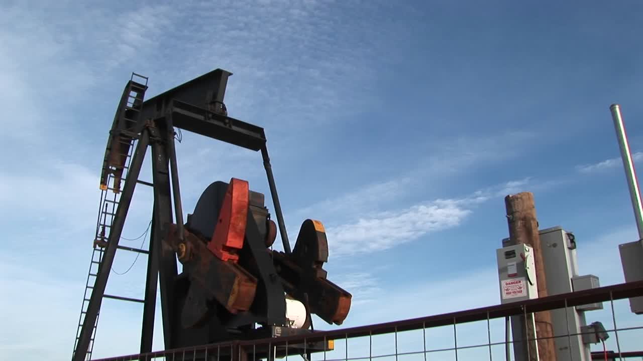 새로운 멕시코 사막에서 회전하는 오일 펌프의 중간 샷