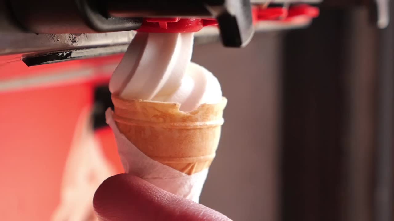 Cono gelato in fase di riempimento