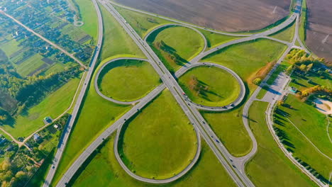 Autobahnkreuz-Und-Straßennetz.-Drohnenansicht-Autobahnkreuzung.-Runde-Straße