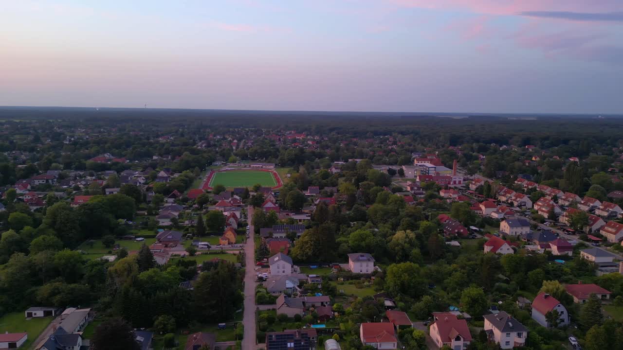 독일 브란덴부르크의 세트 주거 지역, 지붕, 울창한 초록색, 그리고 도로 네트워크를 보여주는 훌륭한 공중 전망 비행 파노라마 개요 드론