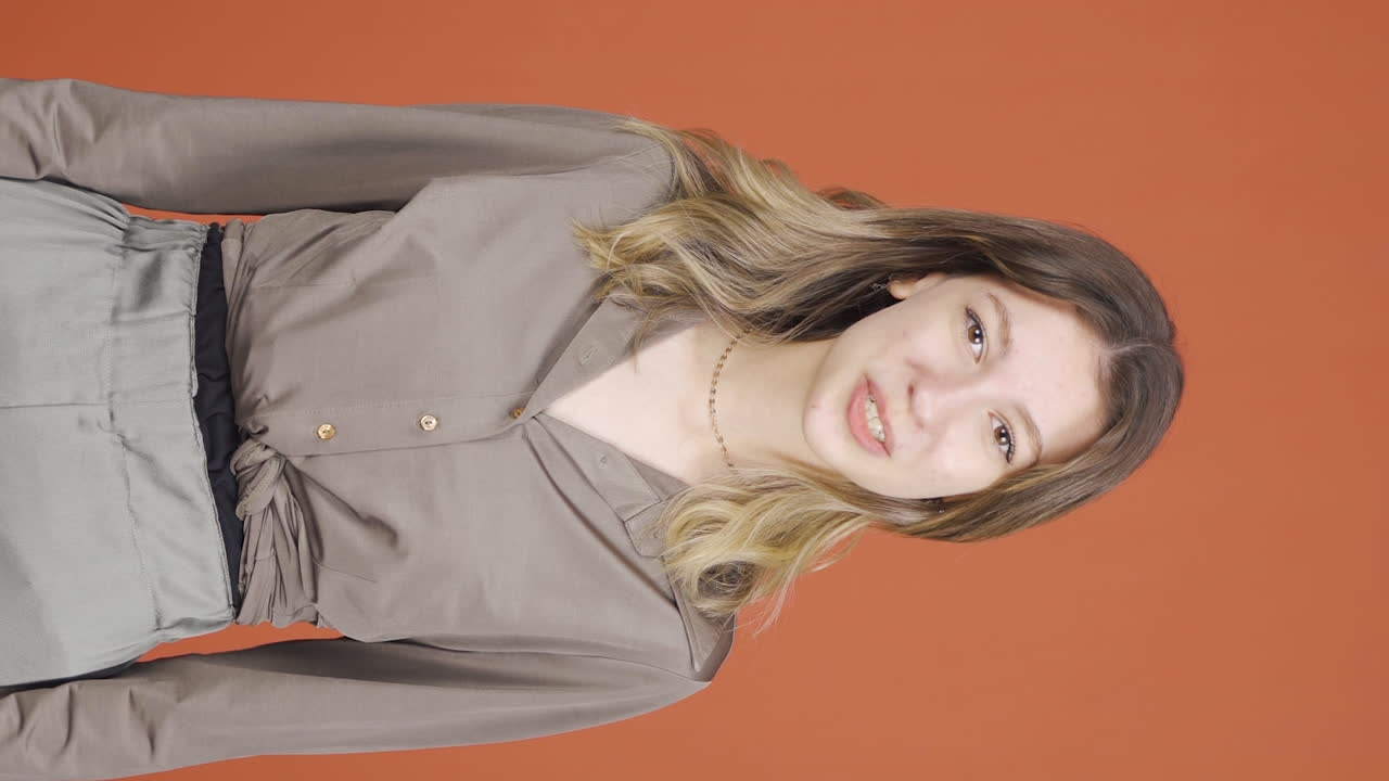 영상 통화를 하는 젊은 여성의 수직 비디오.