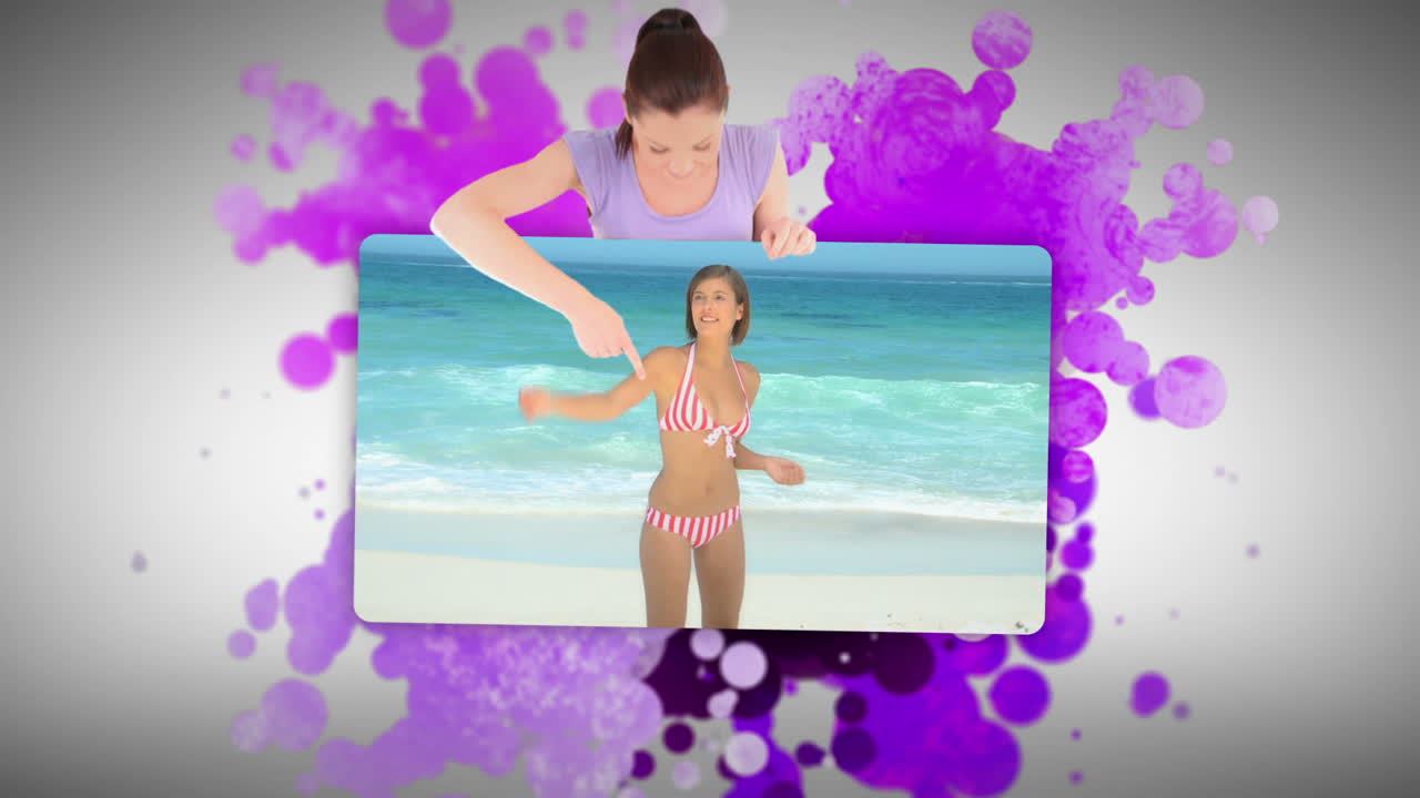 mujer mostrando a una mujer jugando en la playa