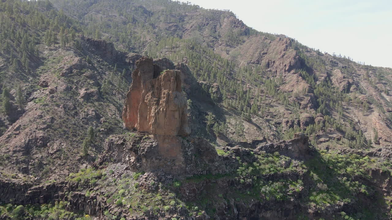toma circular aérea del famoso roque mulato en la isla de gran canaria en un día soleado