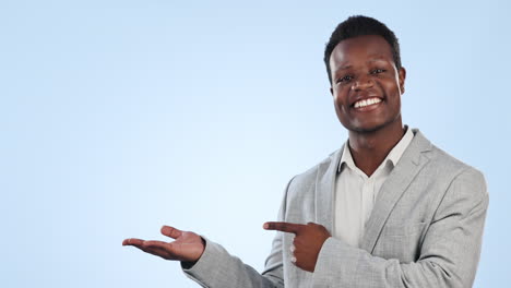 hombre negro, señalando y palma en el negocio