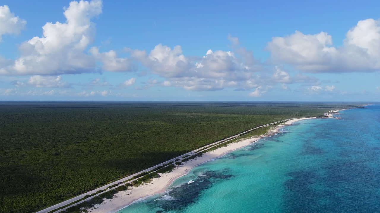 화창한 여름날 멕시코 코주멜에 사람이 없는 긴 백사장 해안선의 공중