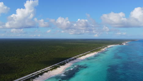 antena de la larga playa de arena blanca costa sin gente en cozumel méxico en un día soleado de verano