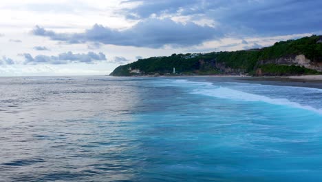 Olas-Del-Océano-En-La-Playa-Gunung-Umbrella-En-Bali,-Indonesia---Disparo-De-Un-Dron