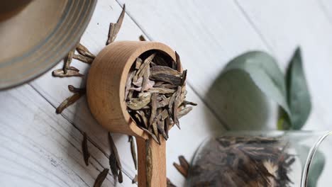 cerrar el té de hojas sueltas en cuchara de madera