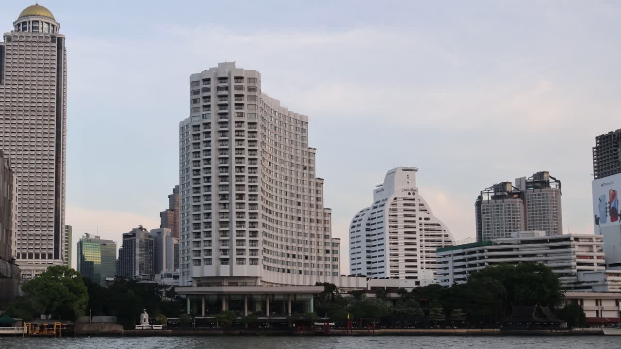 el horizonte cambia sutilmente a medida que la luz del día se desvanece.