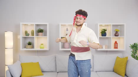 hombre gracioso haciendo deportes.