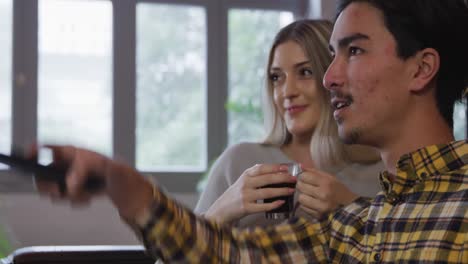 pareja feliz pasando tiempo juntos en su casa