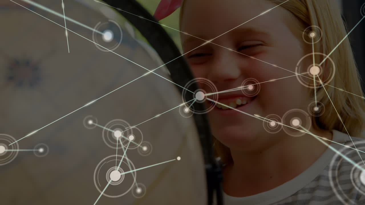 animación de la red de conexiones con iconos sobre una niña caucásica feliz con globo en la escuela