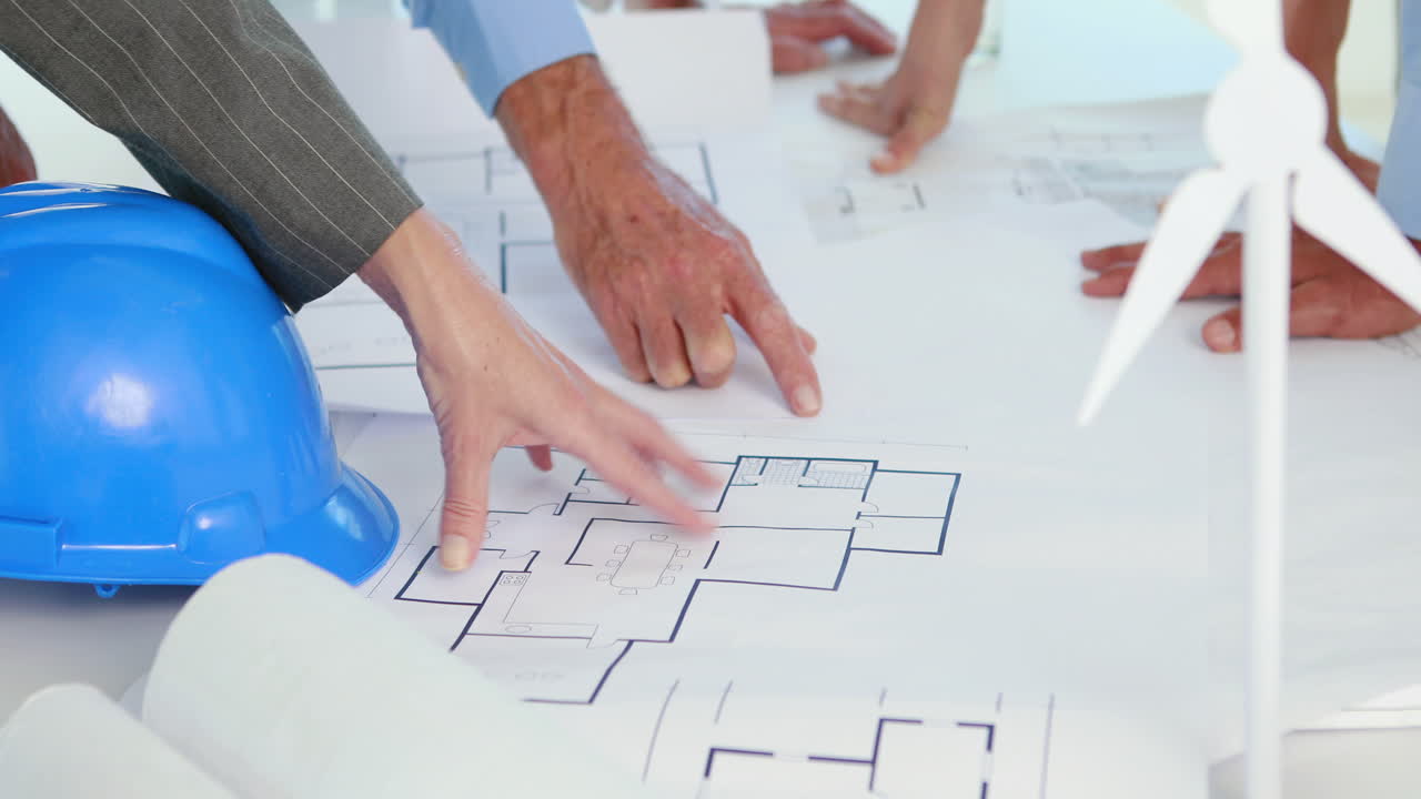 equipo de arquitectos trabajando juntos durante la reunión