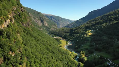 Aurlandsfjord-Stadt-Flam-Im-Morgengrauen.