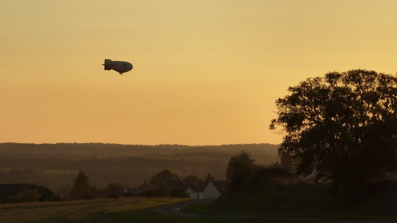 아름다운 황금 시간 하늘은 부드럽게 글라이딩 항공기의 실루 ⁇ 과 함께