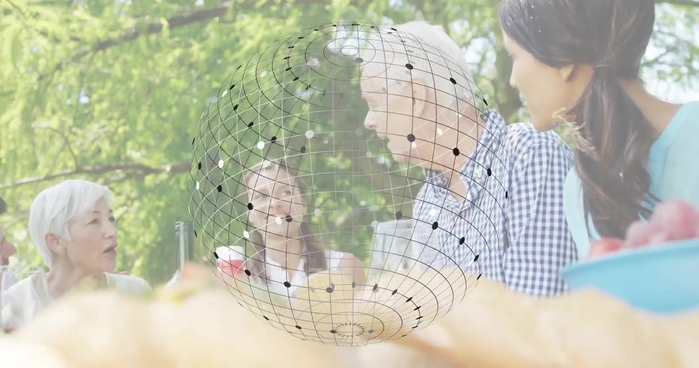 Famiglia seduta a un tavolo da picnic con grafica di un globo che appare sul gruppo e cambia prospettiva per il marketing.