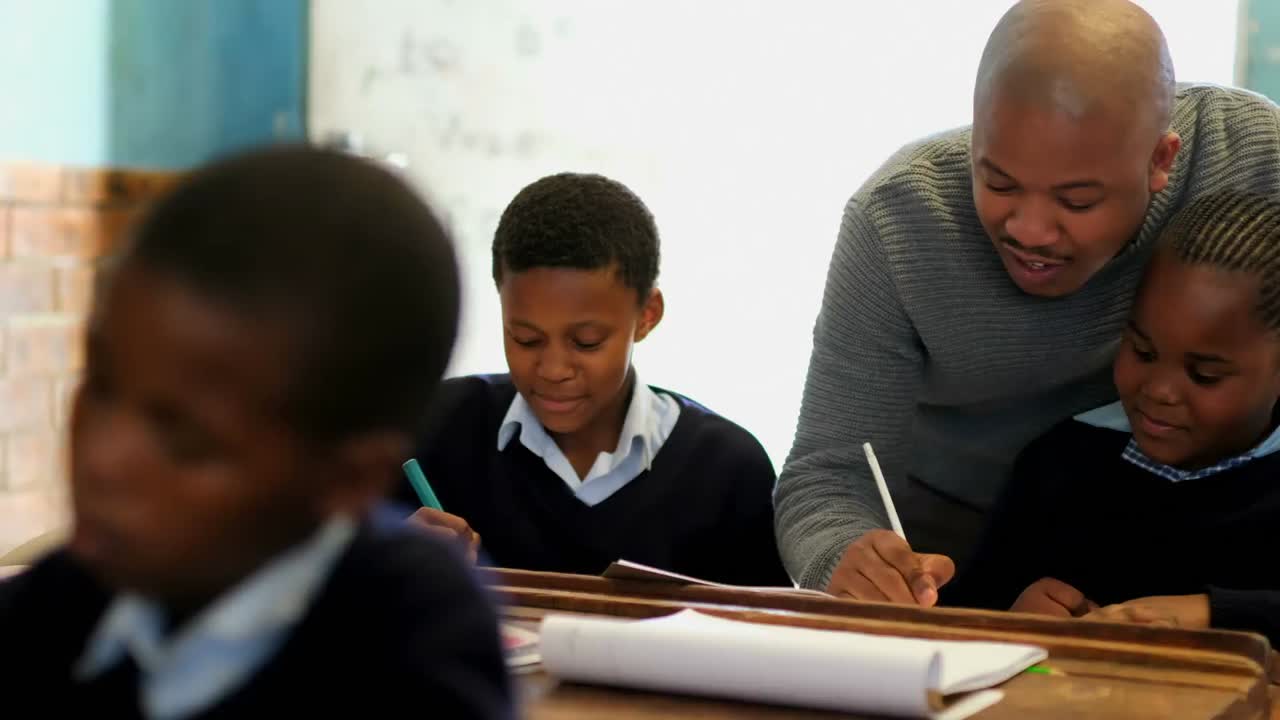 maestro que enseña a los estudiantes en el aula 4k